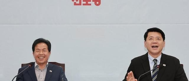 윤종오 진보당 원내대표가 22일 국회에서 원내대표 취임 인사차 진보당을 방문한 김준형 조국혁신당 원내대표와 만나 인사말하고 있다 사진연합뉴스 