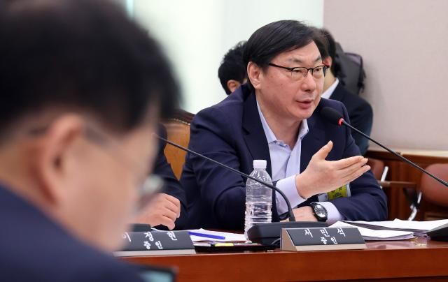 지난 4월 14일 국회 윤석열 정권 정치검찰 조작기소 의혹 사건 진상규명 국정조사특별위원회에서 열린 쌍방울 대북 송금 사건 관련 청문회에서 증인으로 출석한 이화영 전 경기도 평화부지사가 의원 질의에 답하고 있다사진연합뉴스