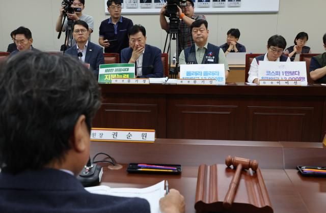 23일 정부세종청사 최저임금위원회에서 내년도 최저임금 인상률을 본격 논의하기 위한 제8차 전원회의가 열리고 있다 사진연합뉴스