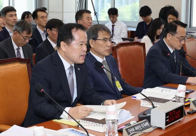 위철환 선관위원장 직무대행이 23일 국회에서 열린 투표용지 부족사태 등 국민참정권 침해 진상규명 및 선거관리 개혁을 위한 국정조사 특위 전체회의에 참석 발언하고 있다 사진연합뉴스