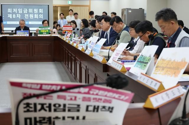 23일 정부세종청사 최저임금위원회에서 내년도 최저임금 인상률을 본격 논의하기 위한 제8차 전원회의가 열리고 있다 사진연합뉴스