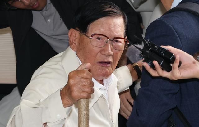 정당법 위반 혐의를 받고 있는 이만희 신천지 총회장이 지난 4일 피의자 신분으로 조사를 받기 위해 서울 서초구 서초동 검경 합동수사본부에 출석하고 있다 사진연합뉴스