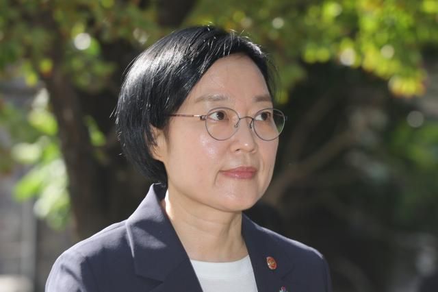 한성숙 국무총리 후보자가 23일 서울 종로구 통의동 금융감독연수원에 마련된 인사청문회 준비 사무실로 출근하고 있다 사진연합뉴스