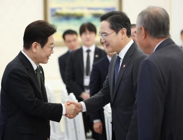 이재명 대통령이 지난 2월 4일 청와대에서 열린 청년 일자리와 지방투자 확대를 위한 기업간담회에서 이재용 삼성전자 회장과 인사하고 있다 사진연합뉴스