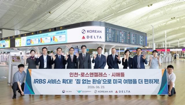사진은 기념행사에 참석한 왼쪽에서 다섯번째부터 조용수 인천공항공사 운항본부장 고광호 대한항공 여객사업본부장 제프 무마우Jeff Moomaw 델타항공 아시아태평양 총괄 부사장 등 관계자들이 기념사진을 촬영하는 모습 
