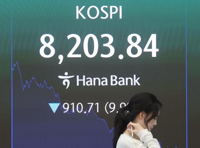 코스피가 10 가까이 급락해 8200선을 간신히 지키며 마감한 23일 서울 중구 하나은행 딜링룸에서 직원이 업무를 보고 있다 이날 코스피는 전 거래일 대비 91071포인트999 내린 820384로 거래를 마쳤다 사진연합뉴스