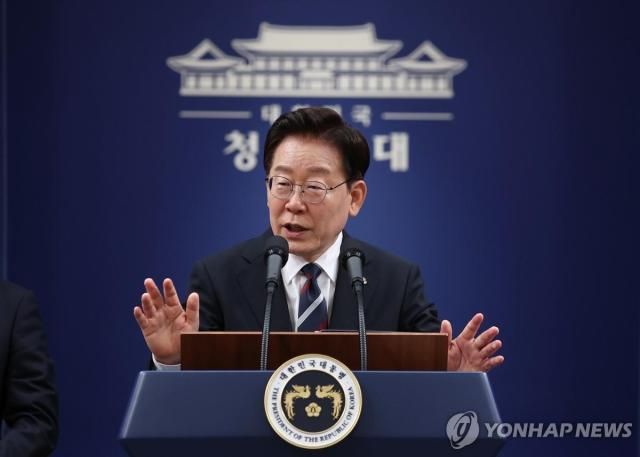 이재명 대통령이 19일 청와대 춘추관에서 열린 G7참석·유럽순방 결과 브리핑에서 취재진 질문에 답하고 있다 사진연합뉴스