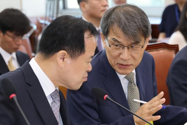 위철환 중앙선거관리위원장 직무대행왼쪽과 노태악 전 중앙선관위원장이 23일 국회에서 열린 투표용지 부족사태 등 국민참정권 침해 진상규명 및 선거관리 개혁을 위한 국정조사 특위 전체회의에 앞서 대화를 나누고 있다 사진연합뉴스