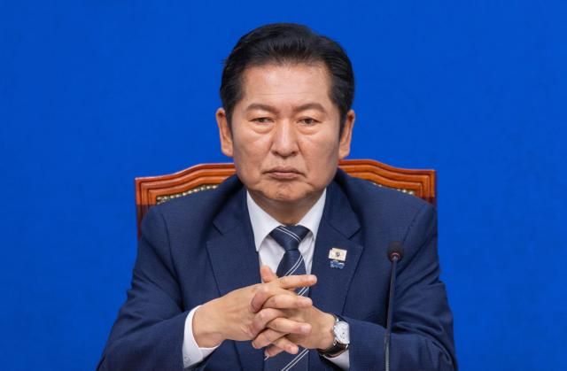 정청래 더불어민주당 대표가 15일 국회에서 열린 최고위원회의에서 강득구 최고위원의 발언을 듣고 있다 사진연합뉴스
