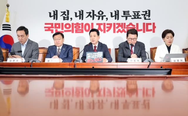 장동혁 국민의힘 대표가 지난 18일 국회에서 열린 최고위원회의에서 발언하고 있다 사진연합뉴스