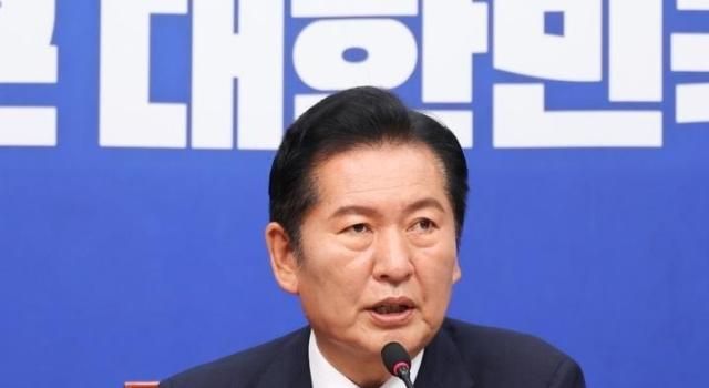 정청래 더불어민주당 대표가 24일 국회에서 열린 최고위원회의에서 발언하고 있다 사진연합뉴스