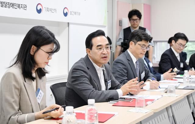박홍근 기획예산처 장관이 22일 서울 동작구 서울시립발달장애인복지관을 방문해 현장 간담회를 주재하고 있다 사진기획예산처