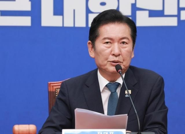 정청래 더불어민주당 대표가 24일 국회에서 열린 최고위원회의에서 대표직 사퇴 의사를 밝히고 있다 사진연합뉴스