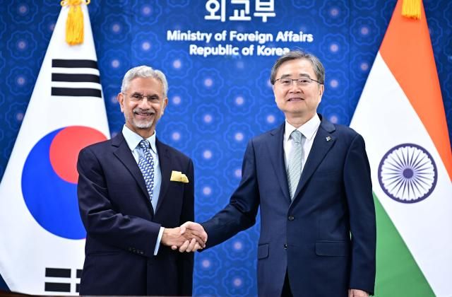 조현 외교부 장관과 수브라마냠 자이샨카르 인도 외교장관이 24일 서울 종로구 정부서울청사 별관 외교부에서 열린 한-인도 외교장관 회담에 앞서 기념촬영을 하고 있다 사진외교부
