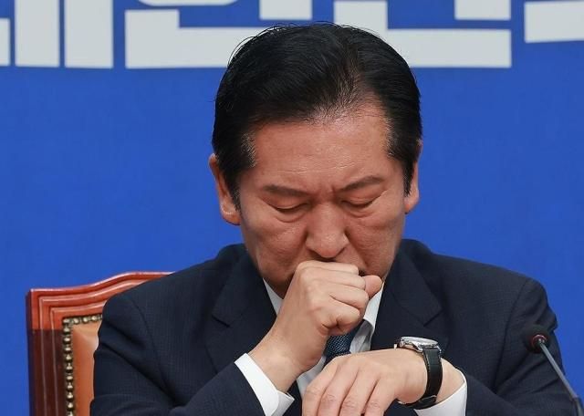 정청래 더불어민주당 대표가 24일 국회에서 열린 최고위원회의에 참석해 있다 정 대표는 이날 대표직 사퇴 의사를 밝혔다 사진연합뉴스