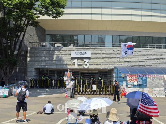 6·3 지방선거 투표지 부족 사태를 규탄하며 재선거를 요구하는 잠실 개표소 봉쇄 시위가 계속되고 있는 지난 15일 서울 송파구 올림픽공원 핸드볼경기장 앞에서 부정선거를 주장하는 시민들이 구호를 외치고 있다 사진권규홍 기자