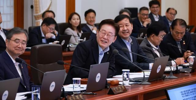 이재명 대통령이 23일 청와대에서 열린 국무회의 겸 비상경제점검회의에서 발언하고 있다사진연합뉴스