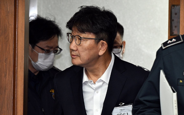 권성동 국민의힘 의원이 서울 서초구 서울중앙지법에서 통일교로부터 불법 정치자금을 수수한 혐의 사건 1차 공판에 출석하고 있다 사진연합뉴스