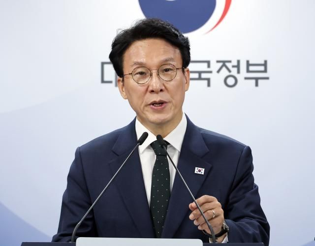 김민석 국무총리가 25일 서울 종로구 정부서울청사에서 열린 검찰 개혁 관련 현안 브리핑에서 검찰 보완수사권 폐지를 정부의 기본 입장으로 최종 정리했다고 밝히고 있다 사진연합뉴스
