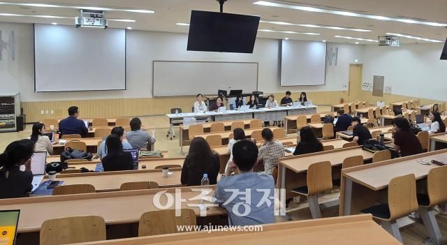 한국이민학회가 25일 오후 1시 서울시립대 100주년 기념관 301호 국제회의장에서 ‘이민과 포용사회 공존을 설계하는 새로운 패러다임’을 주제로 전기 학술대회를 개최한 가운데 ‘한국 대학의 외국인 유학생 유치 전략 분화’를 주제로 기획세션이 열렸다 사진김준환 기자