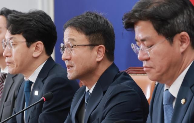 한병도 더불어민주당 당대표 직무대행 겸 원내대표가 25일 국회에서 열린 정책조정회의에 참석해 발언하고 있다 사진연합뉴스