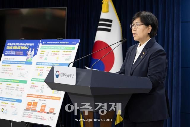 정은경 보건복지부 장관이 25일 정부서울청사에서 열린 브리핑에서 '건강보험 수가 구조 혁신방안'에 대해 설명하고 있다. [사진=보건복지부]