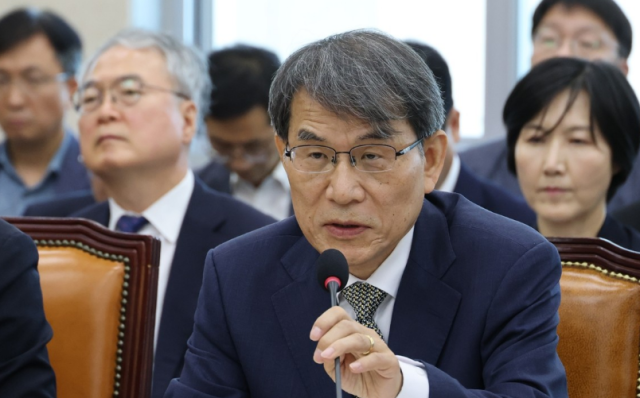 노태악 전 중앙선거관리위원장이 지난 23일 국회에서 열린 투표용지 부족사태 등 국민참정권 침해 진상규명 및 선거관리 개혁을 위한 국정조사 특위 전체회의에 참석 발언하고 있다 사진연합뉴스