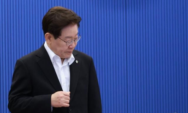 이재명 대통령이 25일 청와대에서 열린 수석보좌관회의에 참석하고 있다 사진연합뉴스