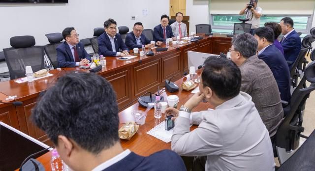 국민의힘 내 모임 대안과 미래 소속 의원들이 25일 국회 의원회관에서 열린 조찬간담회에서 대화하고 있다 사진연합뉴스