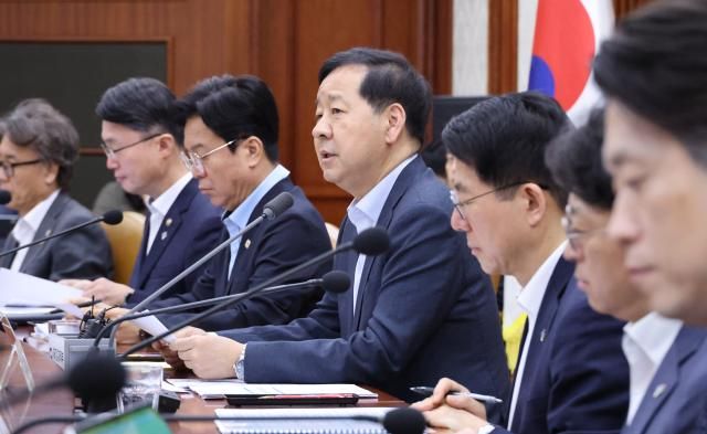 구윤철 부총리 겸 재정경제부 장관이 26일 오전 서울 종로구 정부서울청사에서 열린 비상경제본부 희의 겸 경제관계장관회의 겸 민생물가 특별관리 관계장관 태스크포스TF에서 발언하고 있다사진연합뉴스