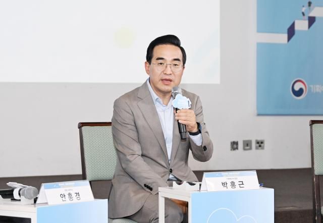 박홍근 기획예산처 장관이 24일 서울 중구 정동 1928 아트 센터에서 열린 중장기 국가발전전략 타운홀 미팅을 주재 인사말을 하고 있다사진기획예산처