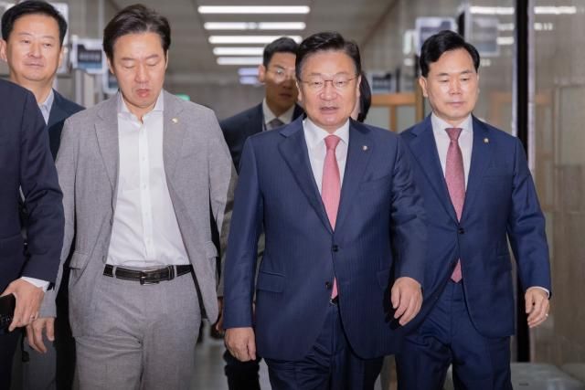 정점식 국민의힘 원내대표와 원내대표단이 25일 국회에서 열린 최고위원회의에 입장하고 있다 사진연합뉴스