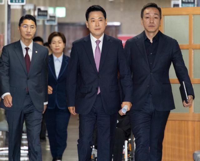 장동혁 국민의힘 대표가운데와 김민수 최고위원오른쪽이 25일 국회에서 열린 최고위원회의에 입장하고 있다 사진연합뉴스