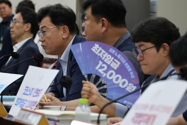 25일 정부세종청사 최저임금위원회에서 열린 제9차 전원회의에서 사용자위원인 류기정 한국경영자총협회경총 전무오른쪽에서 세번째가 발언하고 있다 사진연합뉴스