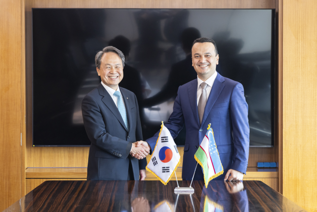 진옥동 신한금융그룹 회장왼쪽이 지난 24일 서울 중구 롯데호텔에서 라지즈 쿠드라토프 우즈베키스탄 투자산업무역부 장관을 비롯한 사절단과 면담을 갖고 양국 간 투자 및 금융 협력 확대 방안에 대해 논의했다 사진신한금융