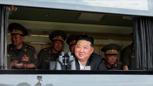 김정은 북한 국무위원장이 지난 25일 국방과학연구기관들이 조직한 중요 무기시험을 참관했다고 조선중앙TV가 26일 보도했다 사진연합뉴스