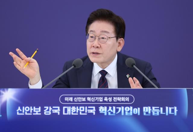 이재명 대통령이 26일 청와대에서 열린 미래신안보 혁신기업 육성전략 회의에서 발언하고 있다 사진연합뉴스