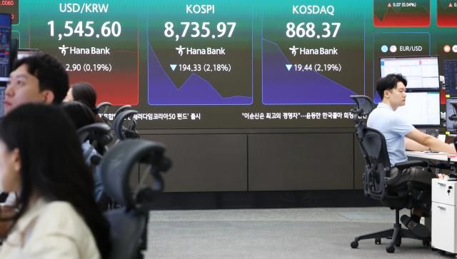 26일 오전 서울 중구 하나은행 딜링룸 현황판 사진연합뉴스