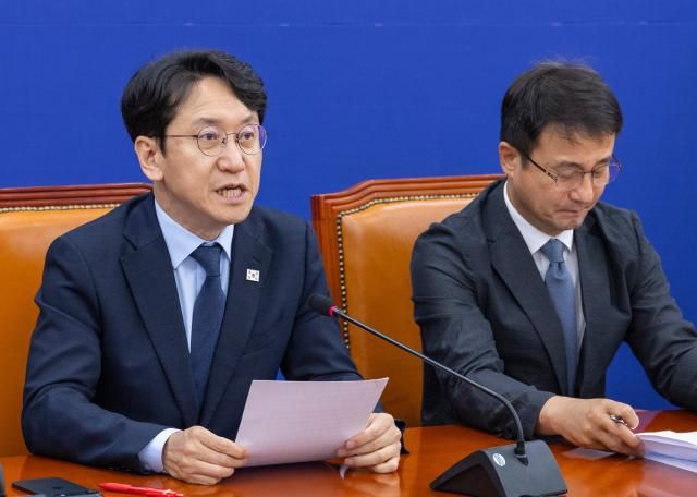 천준호 더불어민주당 원내운영수석부대표가 23일 국회에서 열린 원내대책회의에서 발언하고 있다 사진연합뉴스