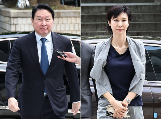 최태원 SK그룹 회장왼쪽과 노소영 아트센터 나비 관장이 26일 서울 서초구 서울중앙지방법원에서 열린 재산 분할 파기환송심 2차 변론기일에 출석하기 위해 법정으로 향하고 있다 사진연합뉴스