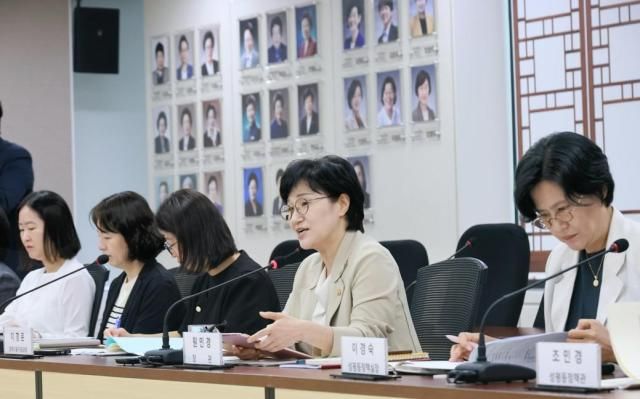 원민경 성평등가족부 장관이 26일 정부서울청사에서 열린 제37차 성평등정책담당관 협의체 회의에 참석해 각 부처의 성평등정책 이행 상황을 점검하며 부처 간 긴밀한 협업과 소통을 당부하고 있다 사진성평등가족부