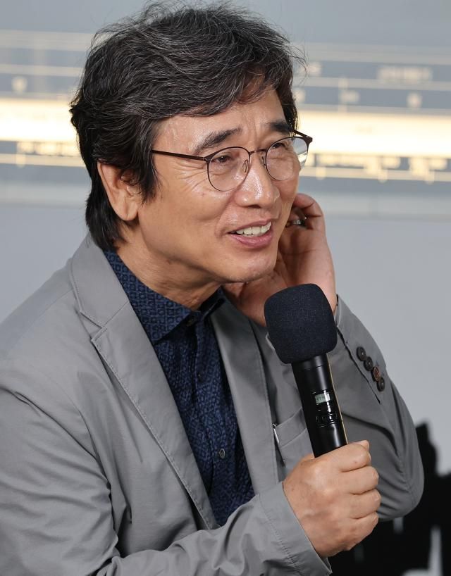 지난 25일 서울 강남구 코엑스 서울국제도서전 평산책방 부스에서 열린 북토크에서 유시민 작가가 인사말을 하고 있다 사진연합뉴스