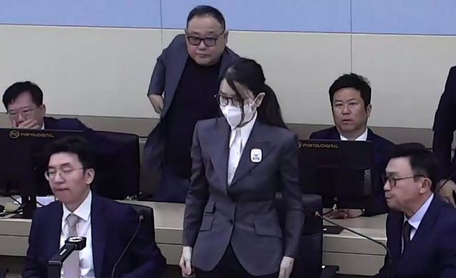 각종 고가 귀금속과 함께 인사·이권 청탁을 받은 매관매직 혐의로 기소된 김건희 여사가 26일 서초구 서울중앙지방법원에서 열린 특정범죄 가중처벌법상 알선수재 혐의 사건 1심 선고 공판에 출석하고 있다 사진서울중앙지법