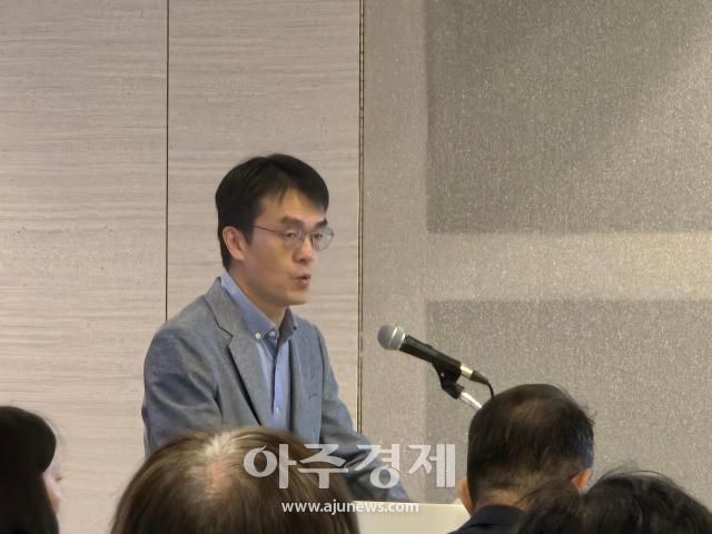 김기태 한국보건사회연구원 연구위원이 26일 열린 ‘제1차 미래사회보장포럼’에서 기술변화 사회적 위험 그리고 사회정책의 대응이란 주제로 발표하고 있다 사진백두산 기자