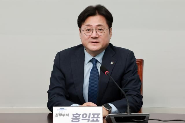 홍익표 청와대 정무수석이 지난 22일 조국혁신당 김준형 원내대표 취임 축하 인사차 국회를 방문해 인사말하고 있다 사진연합뉴스