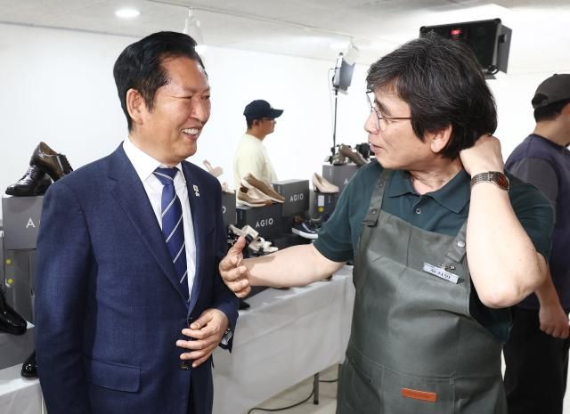 더불어민주당 정청래 대표가 지난 4월 24일 서울 성동구 언더스탠드에비뉴에 마련된 청각장애인 수제화 브랜드 아지오 매장 오픈 행사에 참석 유시민 작가와 대화하고 있다사진연합뉴스