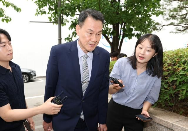 김명수 전 합동참모본부 의장이 내란 중요임무 종사 등 혐의 피의자 조사를 받기 위해 지난 22일 경기 과천시 권창영 2차 종합 특별검사팀으로 출석하며 취재진의 질문을 받고 있다 사진연합뉴스