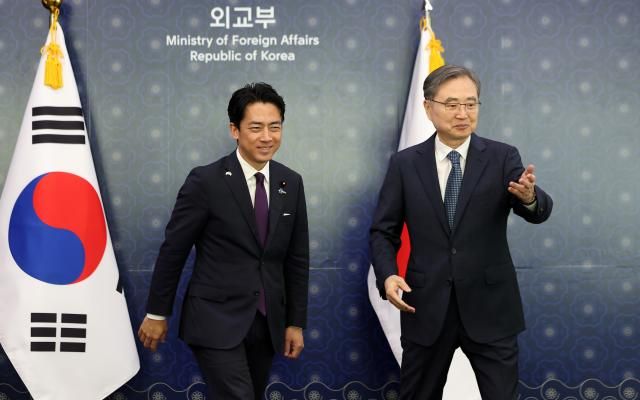 조현 외교부 장관이 28일 서울 종로구 정부서울청사 별관 외교부에서 고이즈미 신지로 일본 방위상과 면담하기 위해 만나 자리를 안내하고 있다 사진공동취재단