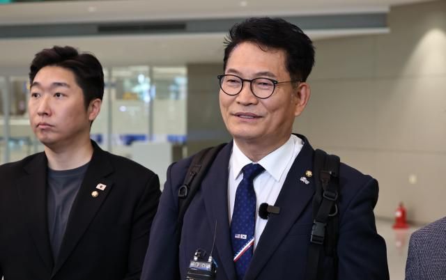 더불어민주당 송영길 의원이 조정식 국회의장 특사 자격으로 미국 방문을 마친 뒤 27일 인천국제공항 제2여객터미널로 귀국하며 취재진과 인터뷰를 하고 있다 사진연합뉴스