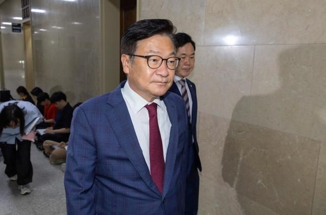 22대 하반기 국회 원 구성 협상이 여야의 법제사법위원회 위원장 배정을 놓고 난항에 빠진 가운데 지난 26일 정점식 국민의힘 원내대표와 김승수 원내운영수석부대표가 한병도 더불어민주당 원내대표 천준호 원내운영수석대표와 회동을 마친 뒤 이동하고 있다사진연합뉴스